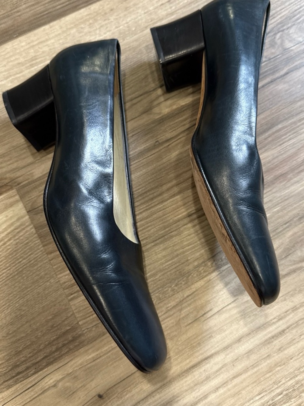 Silvia Catucci Italian Leather Classic Pumps - Picture 2 of 2
